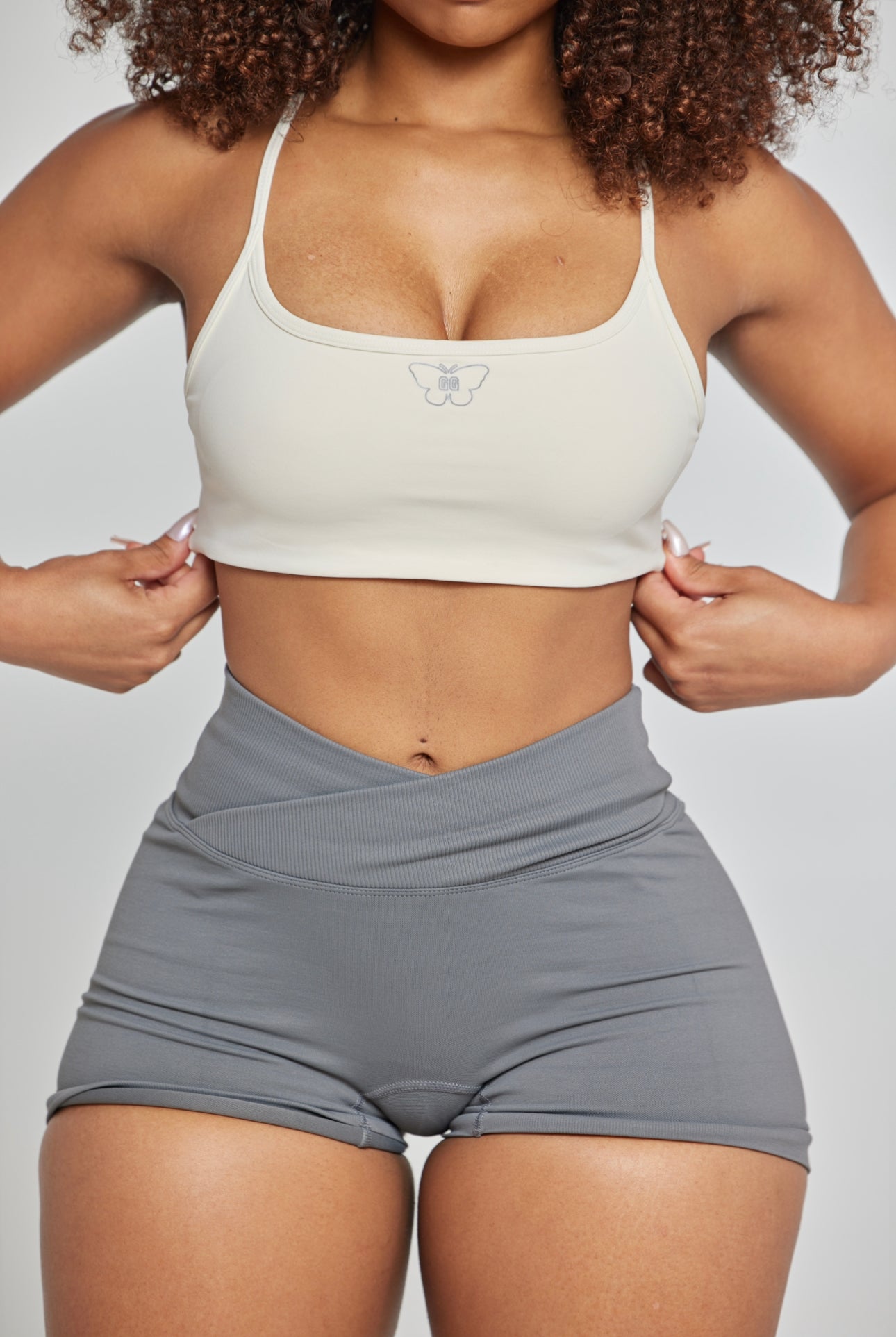 Le creme strappy sports bra